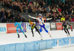 Zeg nooit weer dat marathonschaatsen saai is!