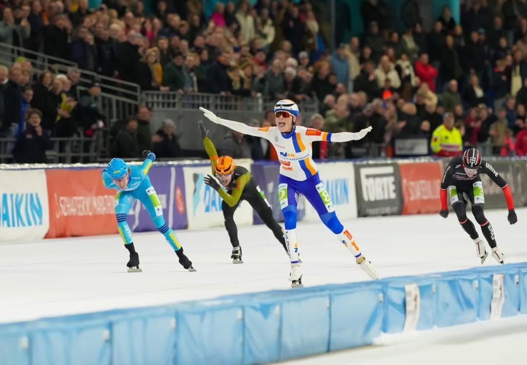 Zeg nooit weer dat marathonschaatsen saai is!